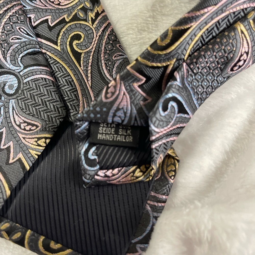 Hi-Tie pattern tie.‎ 100% silk - Picture 3 of 5